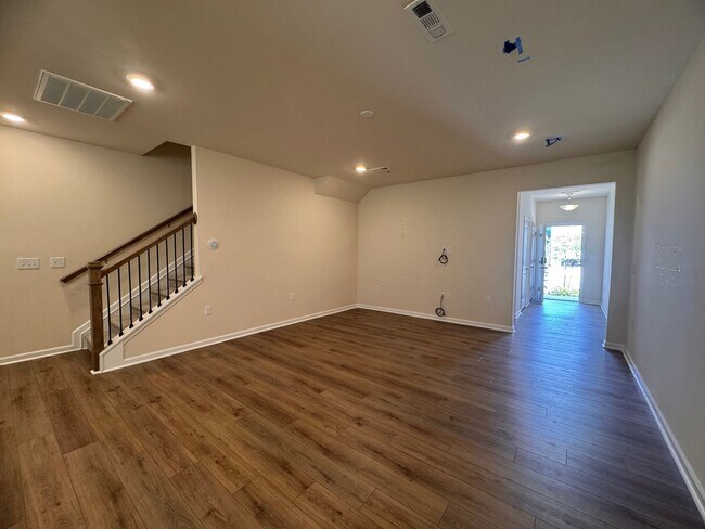 Building Photo - 3BR 2.5BA Townhome