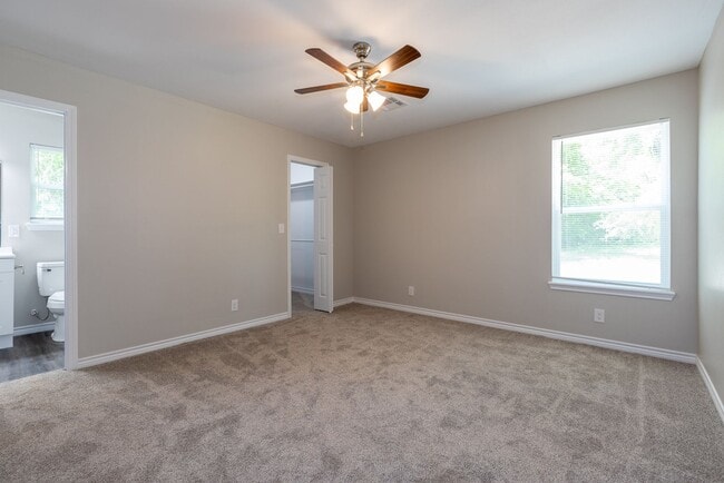 Building Photo - 4 Bedroom 2 Bath + Updated