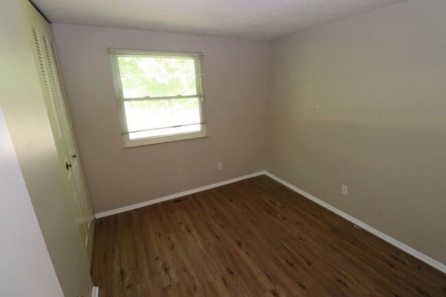 Building Photo - Walking Distance to Brownsburg High School!
