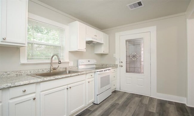 Building Photo - 4826 Larkspur St