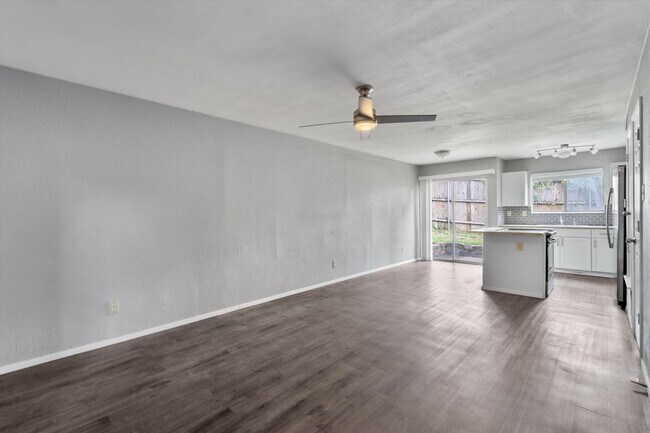 Building Photo - Perfectly Located Townhome in South Austin