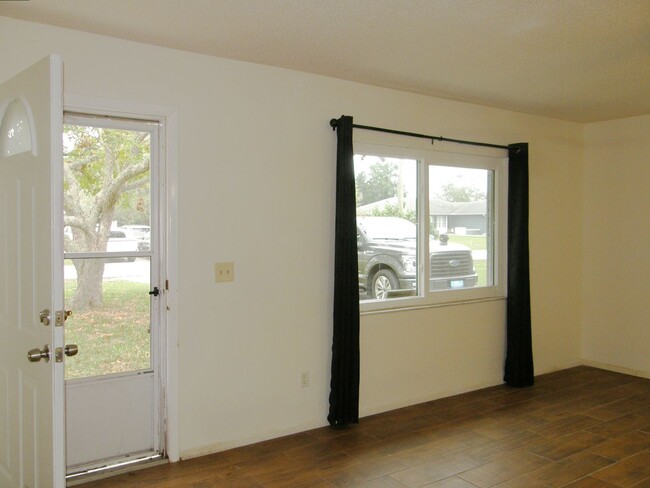 Building Photo - 3/2/2 in Spring Hill Florida 34609