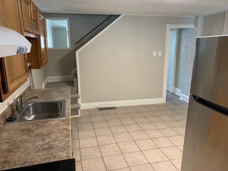 Kitchen - 8 Hillside Ave