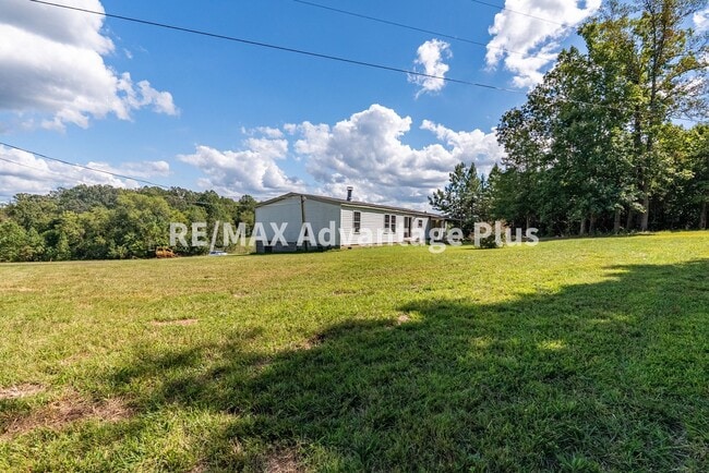 Building Photo - Spacious 4 bedroom home in private setting