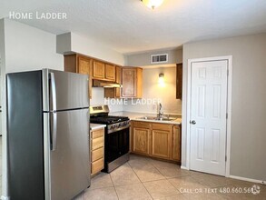 Building Photo - 3 Bed Residence with Fenced Yard in Eloy!