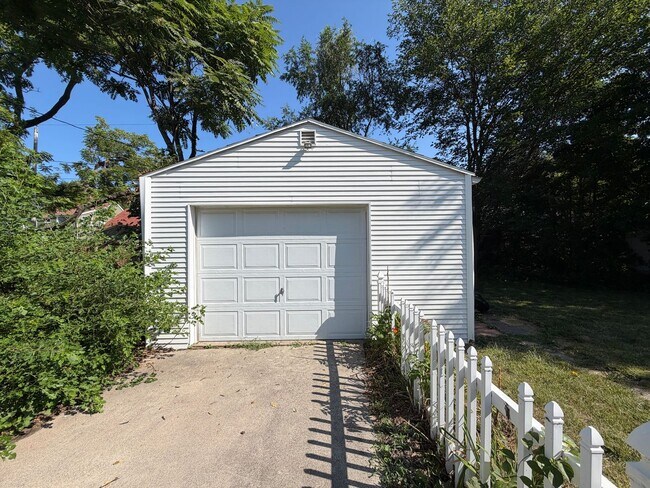 Building Photo - Two Bedroom Ranch for Rent