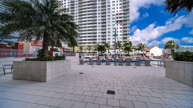 Building Photo - 1155 Brickell Bay Dr