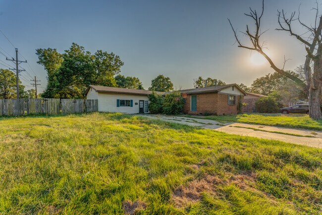 Building Photo - 121 W Pecan St