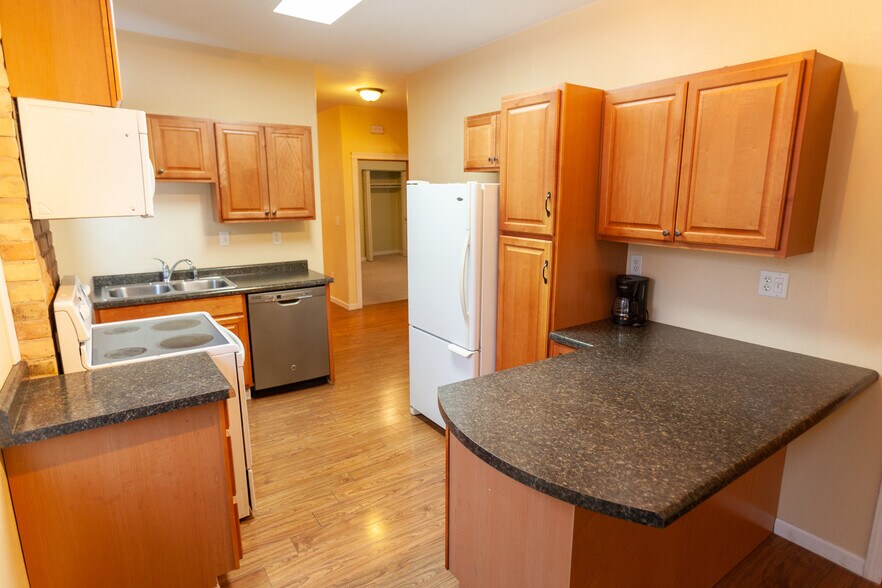 Building Photo - 711 E 2nd St