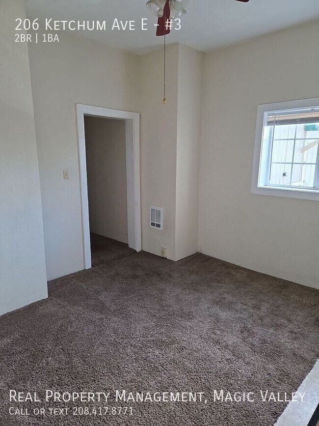 Building Photo - 206 Ketchum St E