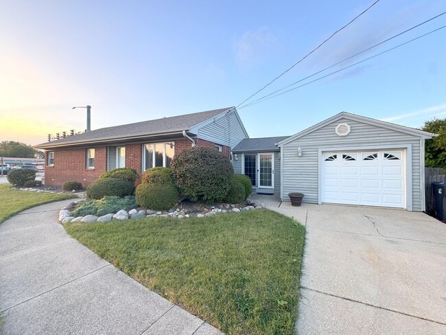 Primary Photo - 4804 Spring St