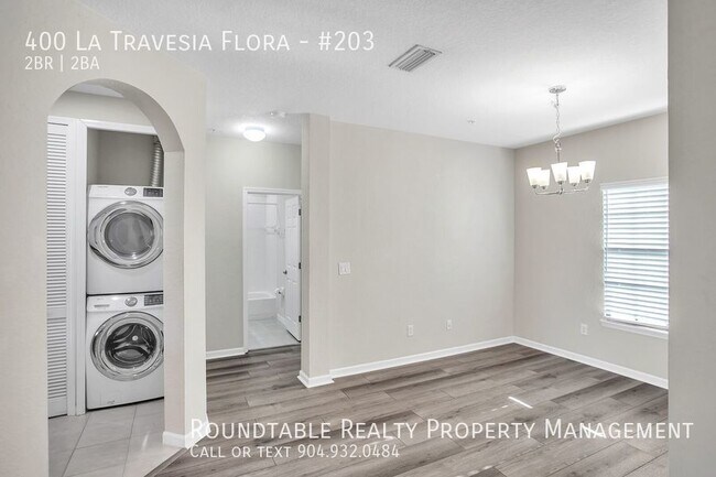 Building Photo - 400 La Travesia Flora