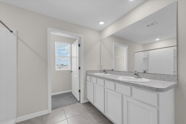Building Photo - Available now in Wimauma | Spacious 5BR Home with 2,600+ Sqft