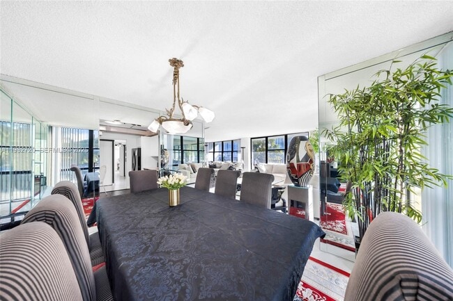 Building Photo - 800 Parkview Dr