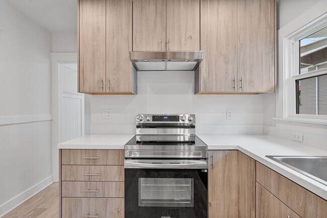 Building Photo - Beautifully Remodeled Home