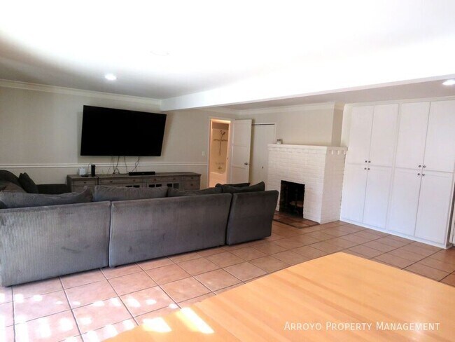 Building Photo - 1212 N Story Pl