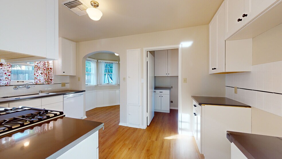 Kitchen - 587 Prescott St