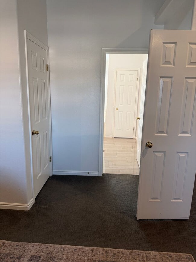 Building Photo - Beautiful 4 bedroom, 3 bathroom Home with a pool!!