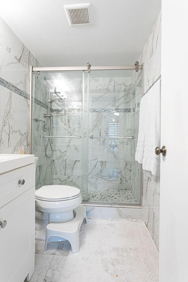 Building Photo - 1121 SW Ivanhoe St