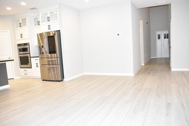 Building Photo - 572 Windermere Way