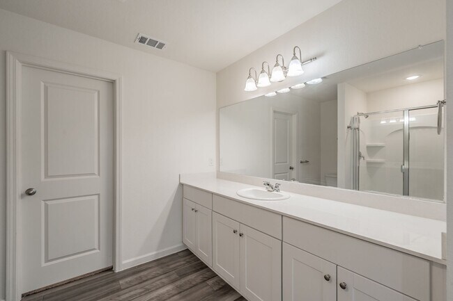 Building Photo - Like new 4 bedroom 2.5 bath in Villages of...