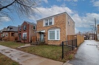 Building Photo - Charming 2 bdr, 2 bthr single family home in Belmont Cragin.