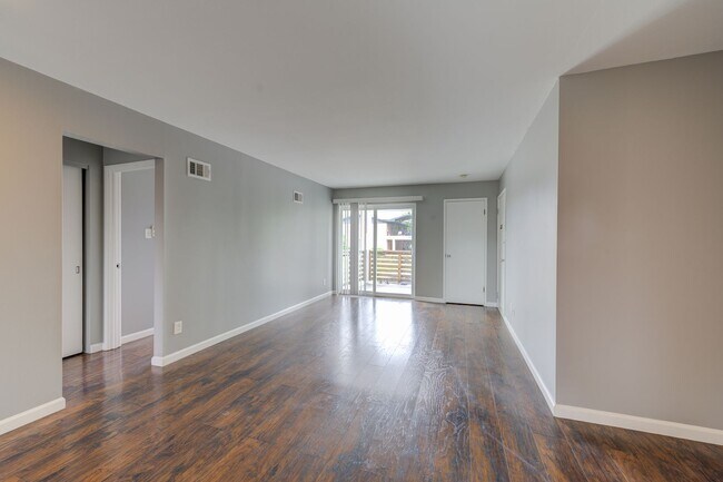 Building Photo - Gorgeous 2 Bedroom Condo with a Move-in Sp...