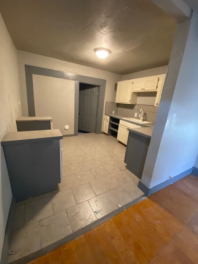 Building Photo - 3943 W 8th St
