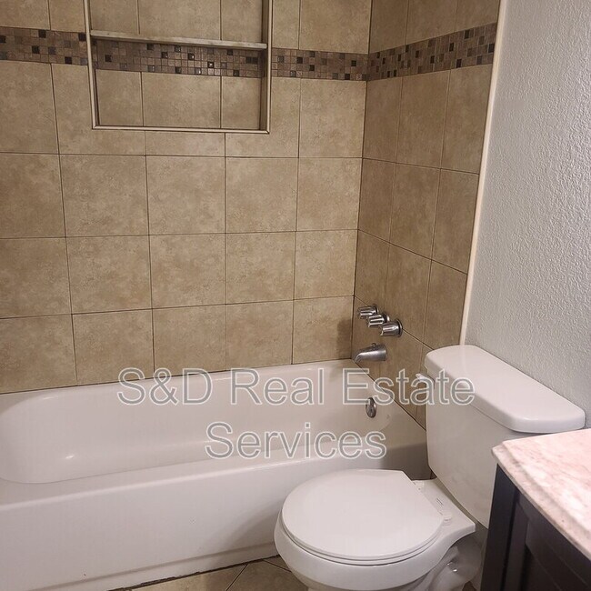 Building Photo - 2415 S Crystal Lake Dr