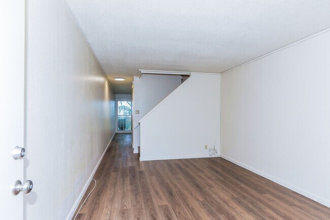 Building Photo - Ridgeway - Renovated two story, 2 bedroom, 1 bath with 1 uncovered parking stall