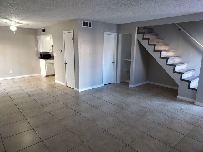 Building Photo - 2 Bedroom 1.5 Bathroom Townhouse with granite countertops and washer/dryer provided