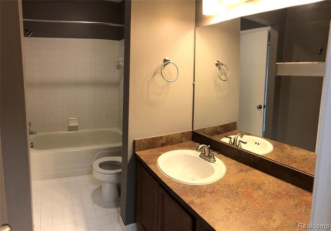 Building Photo - 2445 Torquay Ave