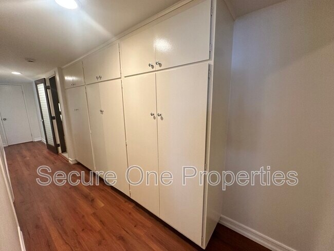 Building Photo - 23338 Los Encinos Way