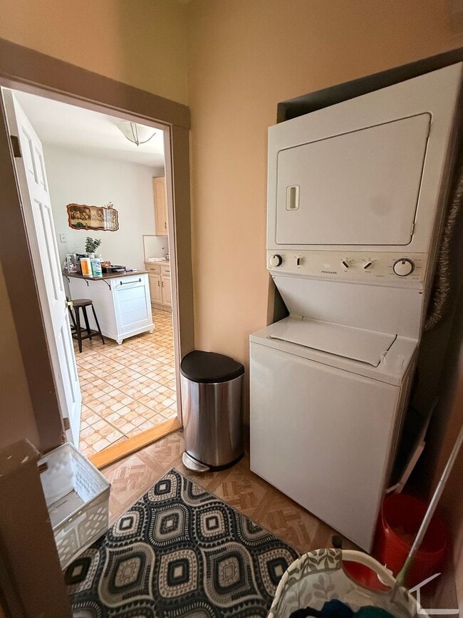 Building Photo - Beautiful Brighton townhouse with in unit laundry and included parking available 9/1/26