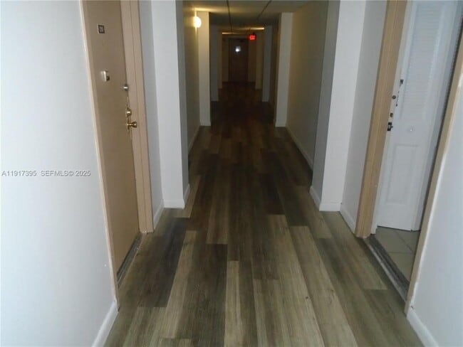 Building Photo - 4176 Inverrary Dr