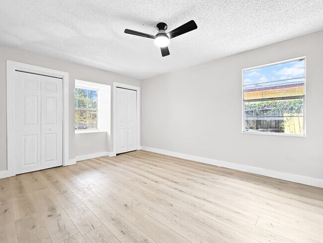Building Photo - SECTION 8 ACCEPTED! Spacious Updated Home in St. Petersburg with a Large Backyard - 4bed | 2bed