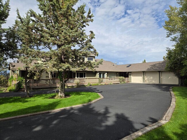 Building Photo - Stunning Views, Executive Home in Equestri...