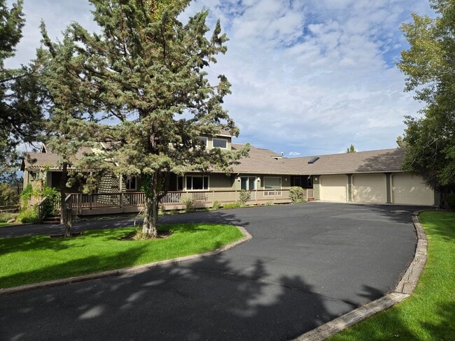 Building Photo - Stunning Views, Executive Home in Equestrian Meadows Redmond