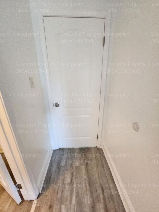 Building Photo - 4 bedroom/ 2 bathroom located in the South...