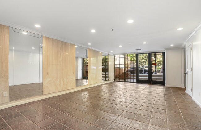 Building Photo - 540 Kelton Ave
