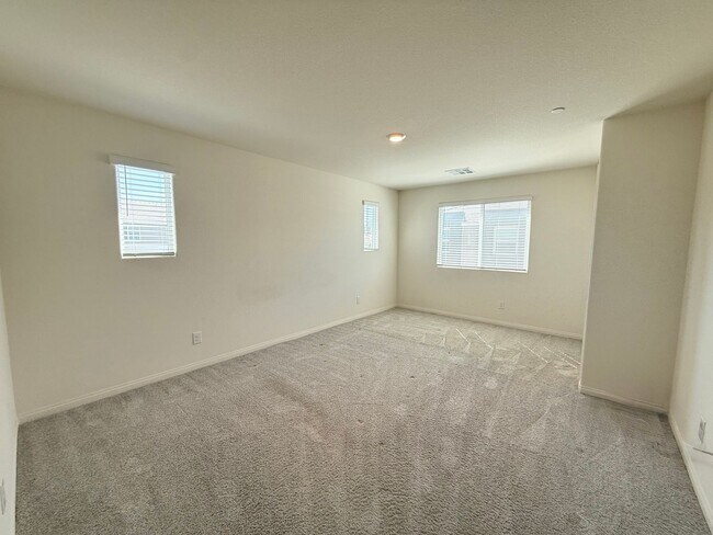 Building Photo - Modern Townhome Near Lone Mountain | Gated & Pool