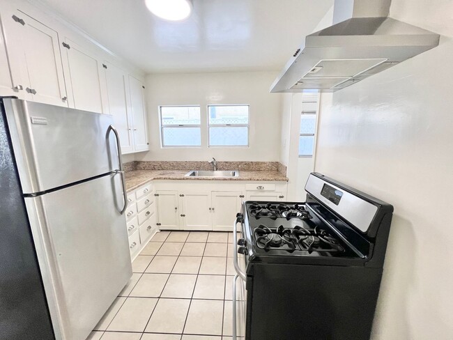 Building Photo - Charming Belmont Shore Bungalow close to 2...