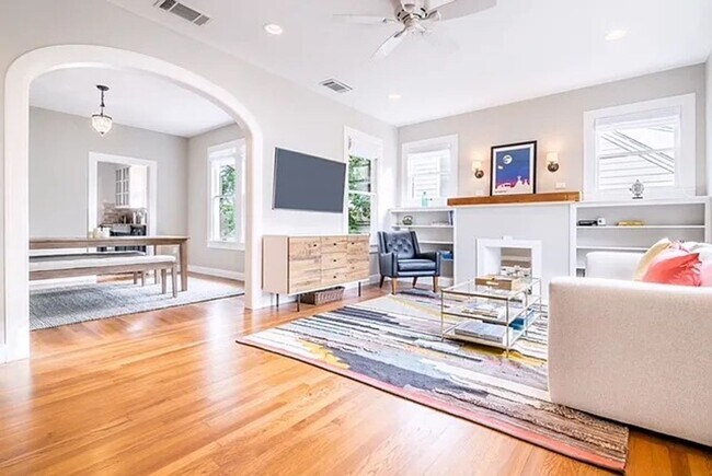 Building Photo - Beautiful Tudor Style Home in highly desir...