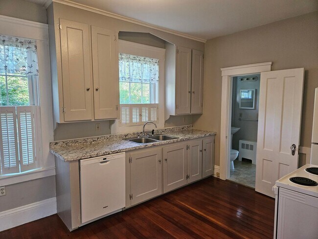 Building Photo - 2 Bedroom townhouse style apartment