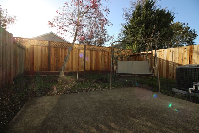 Building Photo - 3 Bedroom Townhome for Rent!