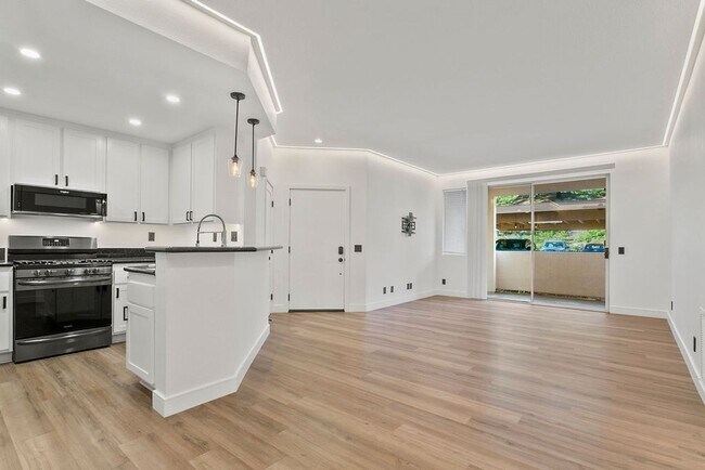 Building Photo - Stunning Single-Level 2-Bedroom Condo with Designer Upgrades Throughout!