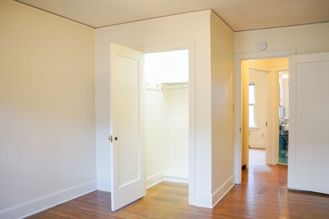 Building Photo - Stunning 1931 Townhome with Original Details You've GOT to See!