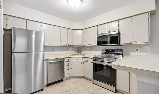 Building Photo - 15 Devon Pl