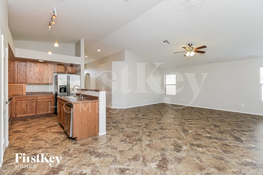 Building Photo - 2060 W Goldmine Mountain Dr