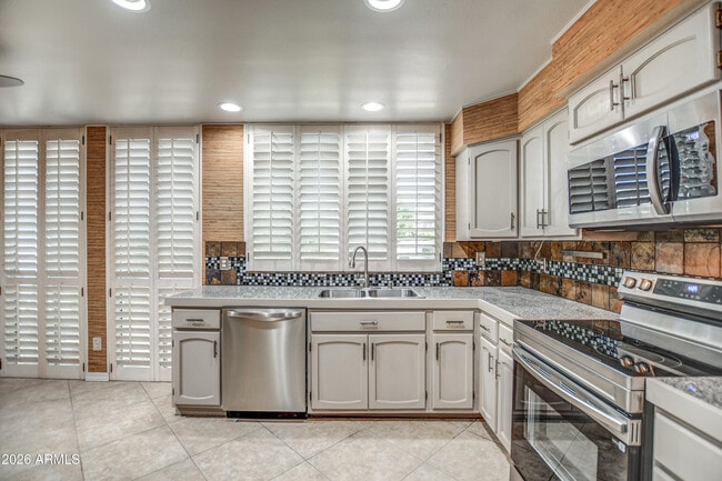 Building Photo - 8647 E Devonshire Ave